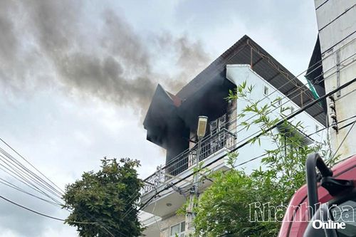 Dập tắt kịp thời đám cháy tại nhà 3 tầng, nghi chập điện từ tủ thờ