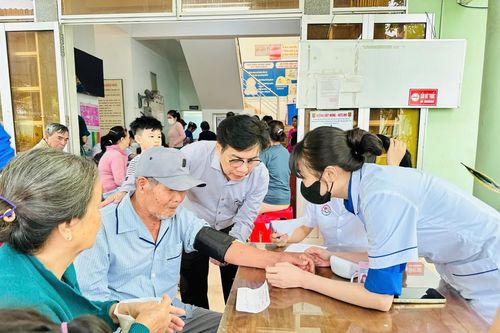 Bệnh viện Đa khoa Khánh Hòa khám bệnh, phát thuốc miễn phí cho người dân xã Diên Khánh và Diên Điền
