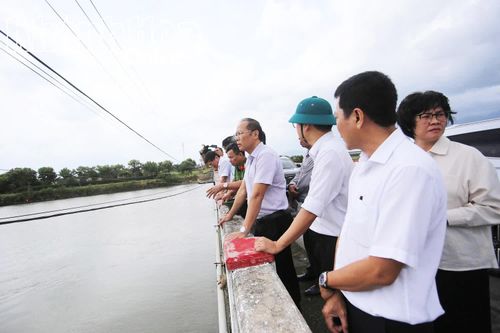 Phó Bí thư Tỉnh ủy Nguyễn Khắc Hà kiểm tra công tác khắc phục hậu quả mưa lũ tại các xã Vạn Hưng, Vạn Thắng, Đại Lãnh