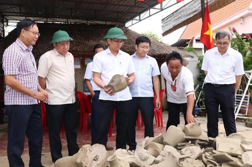 Phó Chủ tịch UBND tỉnh Nguyễn Thanh Hà kiểm tra tình hình thiệt hại tại các hợp tác xã sau mưa lũ
