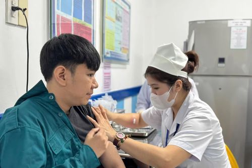 Hỗ trợ y tế miễn phí cho người dân vùng lũ lụt