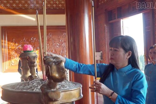 Hội Liên hiệp Phụ nữ tỉnh dâng hương, báo công lên Bác