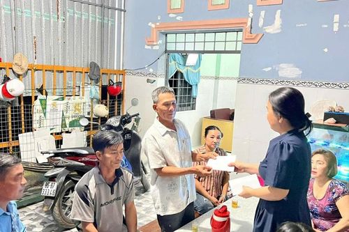 Lãnh đạo phường La Gi thăm hỏi hộ dân bị thiệt hại do chìm ghe