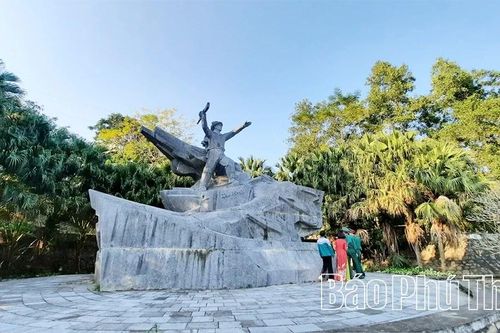 Thăm tượng đài Anh hùng Cù Chính Lan – dấu ấn lịch sử trên hành trình du lịch Thung Nai