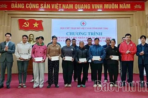 Trao 70 suất quà cho các hộ dân bị ảnh hưởng thiên tai