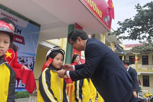 Trao tặng mũ bảo hiểm cho học sinh lớp 1