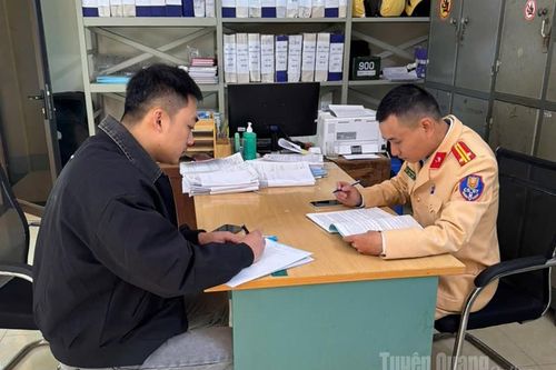 Xử phạt tài xế ô tô đi lùi trên dốc Thẩm Mã