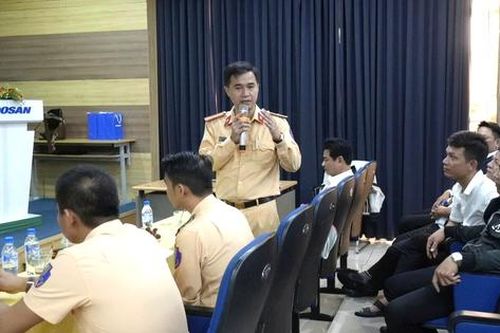 Quảng Ngãi: Tuyên truyền pháp luật giao thông đường bộ cho lái xe đưa đón công nhân