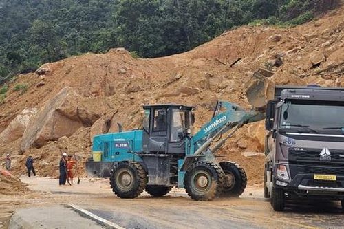 Huy động toàn lực mở lại các tuyến giao thông huyết mạch sau mưa lũ lịch sử Trung Bộ