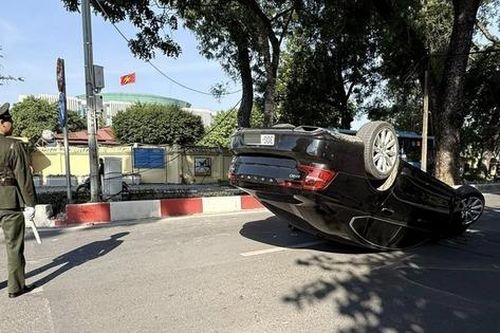 Bản tin TNGT 25/11: Ô tô mất lái, lật ngửa trên phố Hà Nội do tài xế buồn ngủ