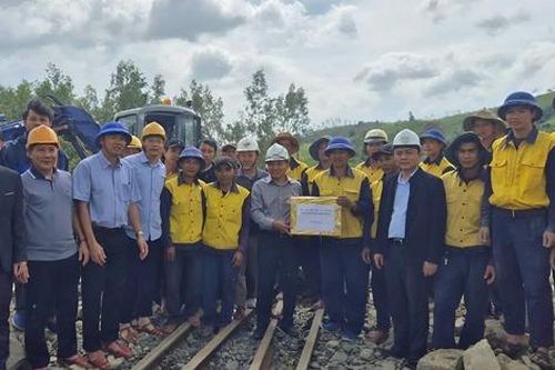 Thứ trưởng Nguyễn Danh Huy kiểm tra các điểm hư hỏng trên đường sắt Bắc - Nam do mưa lũ