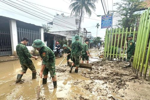 Biên phòng Khánh Hòa hỗ trợ người dân khắc phục hậu quả bão lũ
