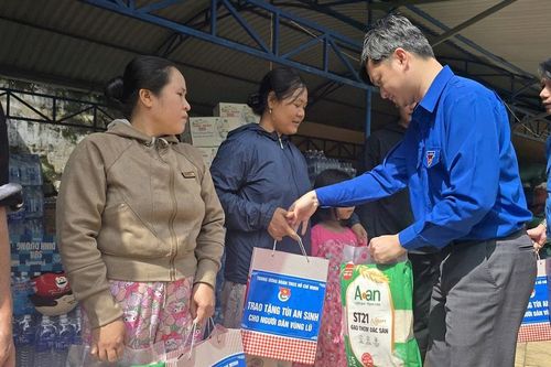 Trung ương Đoàn cùng Tỉnh đoàn Đắk Lắk san sẻ hơi ấm, trao quà hỗ trợ người dân vùng lũ