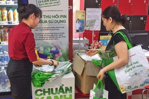 Người Việt vừa 'mạnh tay' chi tiêu, vừa chuộng gửi tiết kiệm ngân hàng