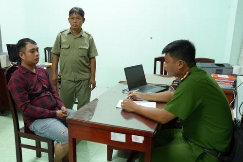 Chém 'tình địch' rồi chở bạn gái bỏ trốn