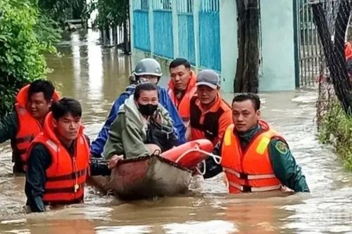 Khẩn trương cứu hộ nạn nhân mưa lũ ở miền Trung