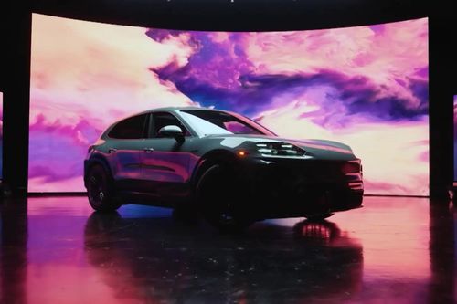 Porsche giới thiệu SUV điện với sạc không dây