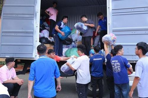 Đồng loạt các trường đại học ở Thành phố Hồ Chí Minh giảm học phí, hỗ trợ sinh viên vùng lũ