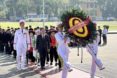 Đoàn đại biểu dân tộc thiểu số tiêu biểu tỉnh vào Lăng viếng Chủ tịch Hồ Chí Minh