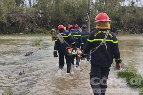 Cảnh sát CNCH Công an TPHCM tranh thủ từng phút để nhanh chóng đến với người dân cần hỗ trợ
