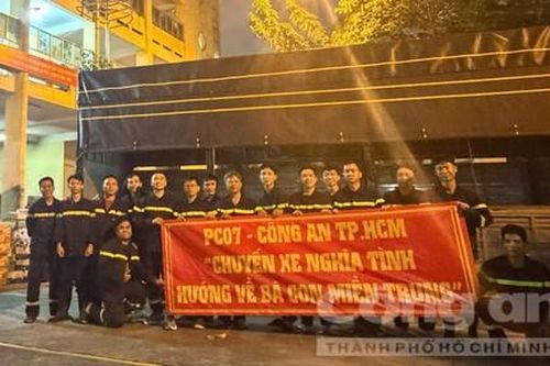 Đội Cảnh sát chữa cháy và CNCH Khu vực 13 trao 200 triệu đồng và 1000 phần quà tặng người dân miền Trung