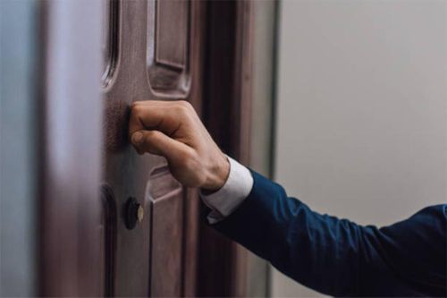 Vì sao nhiều người Trung Quốc kiêng gõ cửa 4 tiếng?
