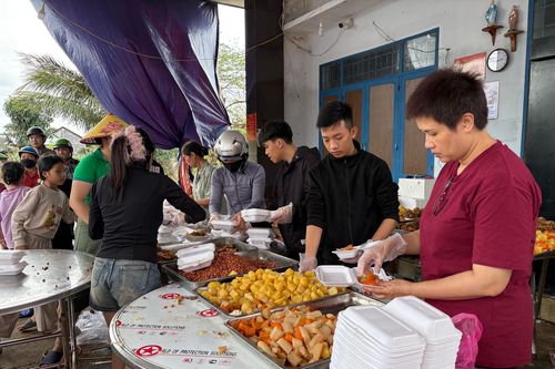 Bếp ăn dã chiến giữa hoang tàn sau lũ