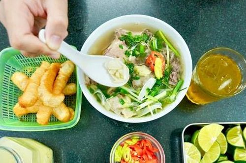 Thưởng thức ẩm thực tại phố cổ