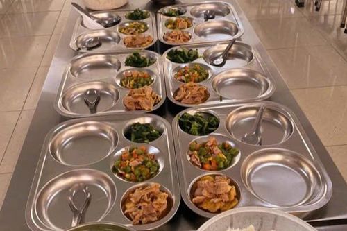 Hà Nội rà soát toàn bộ quy trình tổ chức bữa ăn bán trú cho học sinh