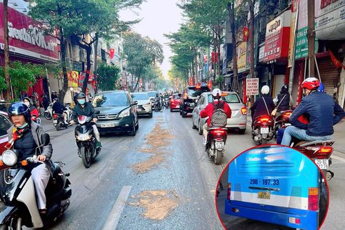Nhanh chóng xử lý vết dầu loang trên phố Khâm Thiên