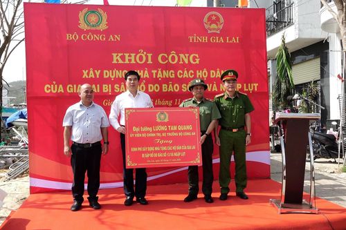 Bộ Công an hỗ trợ 50 tấn hàng và 1 tỷ đồng cho đồng bào Gia Lai