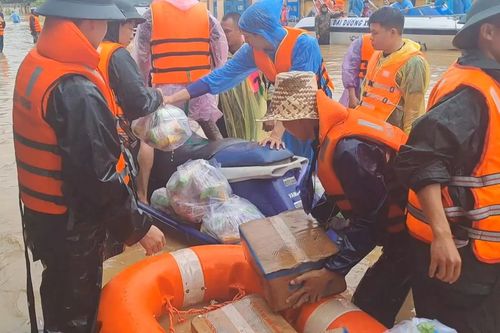 Bộ đội Biên phòng Khánh Hòa tiếp nhận gần 2.000 suất quà hỗ trợ người dân vùng lũ