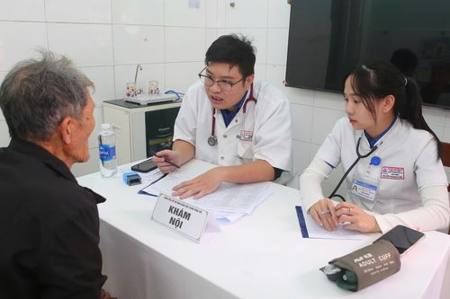 Huế: Khám, cấp phát thuốc miễn phí cho 1.000 người dân vùng lũ