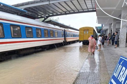 Mưa lũ gây chia cắt nhiều tuyến đường ở miền Trung - Tây Nguyên