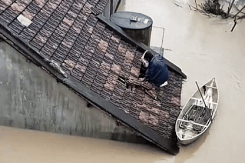 Khoảnh khắc người đàn ông dỡ ngói cứu người gây xúc động mạnh