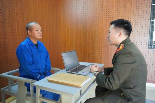 Bắt đối tượng bán giấy phép lái xe môtô giả cho người không biết chữ