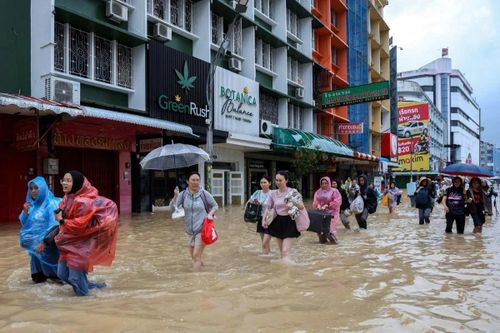 Du khách kể phút sinh tử trong lũ lịch sử ở Thái Lan