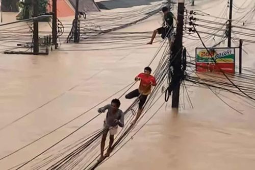 Người dân Thái Lan lên mái nhà, đu dây điện chạy lũ