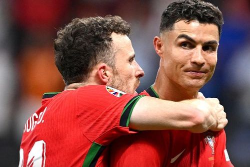 Ronaldo tặng quà cho gia đình Jota