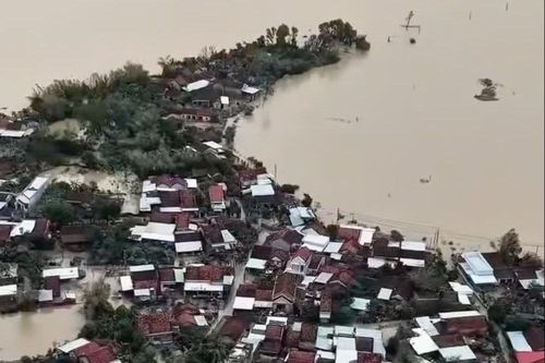 Thôn 800 người bị cô lập như 'ốc đảo', 1 tuần vẫn chìm trong biển nước
