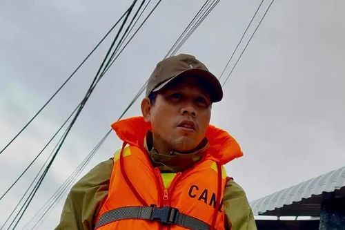 Thiếu tá Công an xã dầm mình trong lũ dữ, cứu giúp người bị rắn lục đuôi đỏ cắn