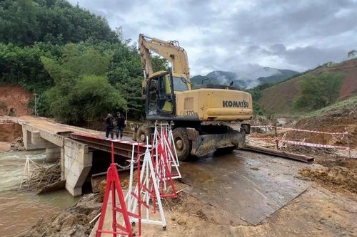 Lắp cầu tạm kết nối giao thông cho hơn 1.200 người dân ở xã Sơn Hà