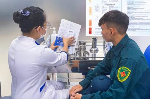 Bảo vệ sức khỏe cho chiến sĩ và bà con vùng lũ khỏi bệnh uốn ván