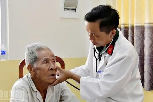 Bệnh viện Quân y 121 khám bệnh miễn phí cho gần 300 người dân vùng căn cứ cách mạng