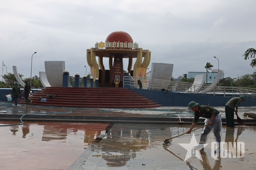 Đắk Lắk - Bộ đội tăng tốc giúp dân 'dọn lũ'