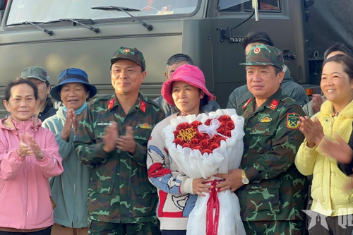 Người dân D'ran xúc động chia tay bộ đội trở về đơn vị