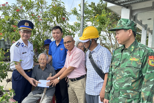Bộ tư lệnh Vùng Cảnh sát biển 3 phối hợp trao hàng nghìn suất quà hỗ trợ người dân