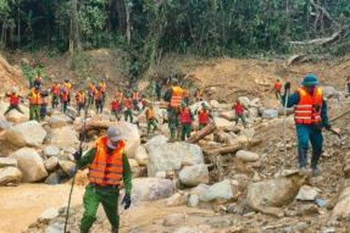 Tiếp tục nỗ lực tìm kiếm nạn nhân vụ sạt lở tại đỉnh núi Azắt