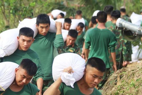Nghe tin bão số 15, bộ đội 'chạy đua' nối đê ở hạ du sông Hà Thanh