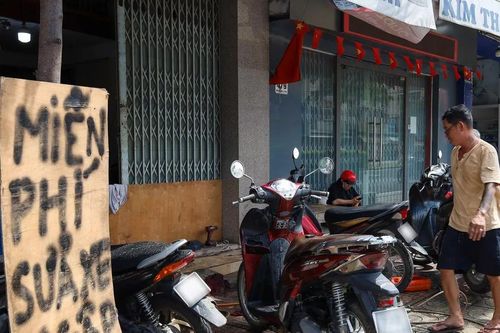 Khánh Hòa: Sửa đồ điện tử, xe máy miễn phí giúp người dân sau mưa lũ